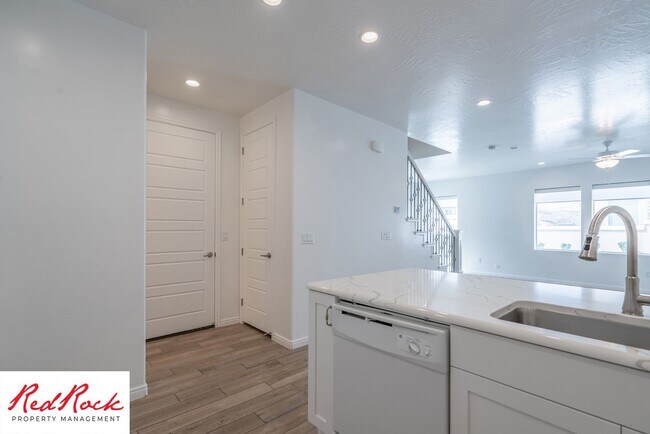 Building Photo - 3 Bedroom, 2.5 Bathroom Townhome in Ivins City