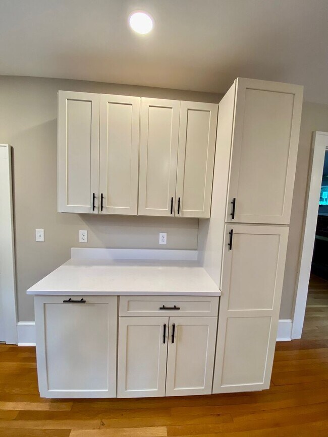 Building Photo - North Asheville - Renovated 1020's Charmer!