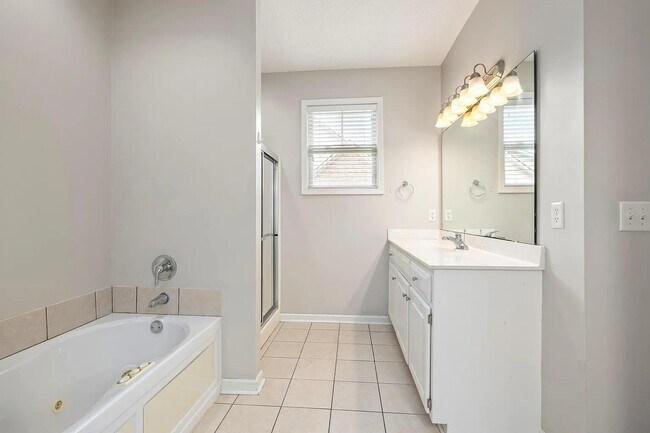 Building Photo - 3225 Mayflower Ln