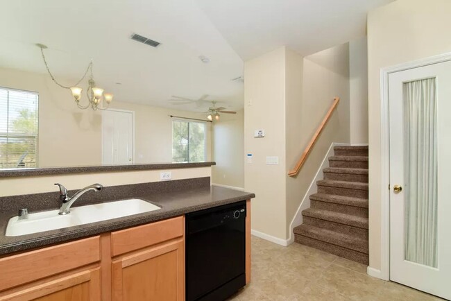 Building Photo - Beautiful Condo in Folsom Next to Greenbelt!