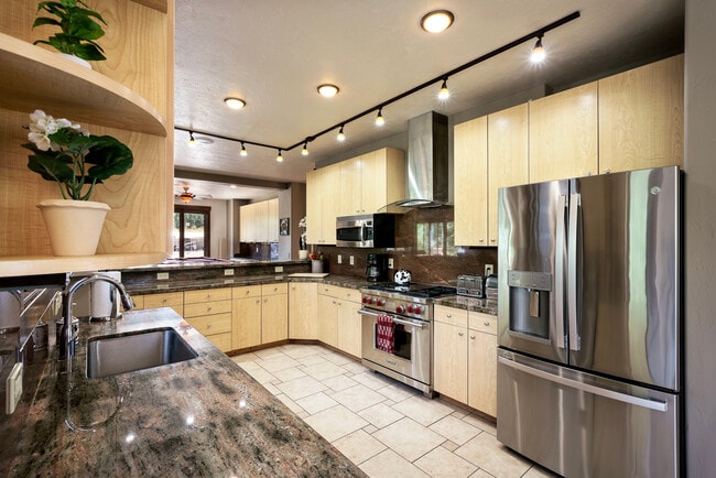 Building Photo - 35021 US-6