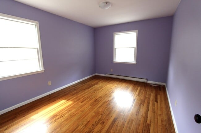 Building Photo - 4 Bedroom 3 Bath Well Kept House in West H...