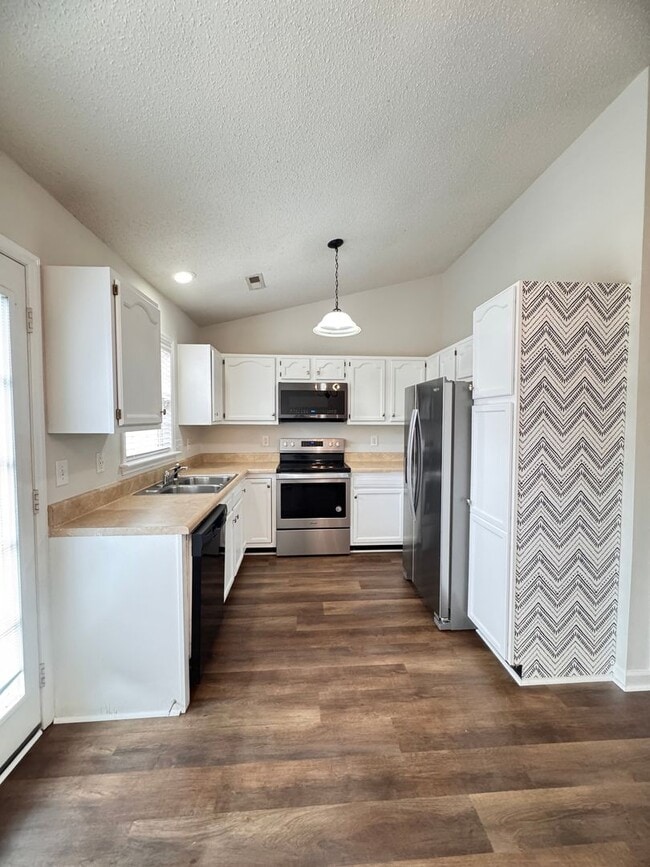 Building Photo - 2BR 2BA One Level Townhome with Garage