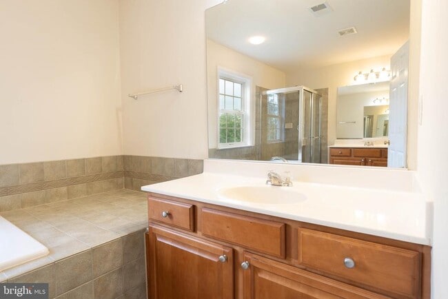 Building Photo - 3351 Beechcliff Dr