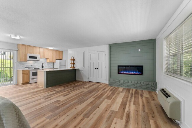 Building Photo - Special Offer: $500 Off First Full Month's Rent! 1 Bed, 1 Bath Apartment – Great Location & Ameni...