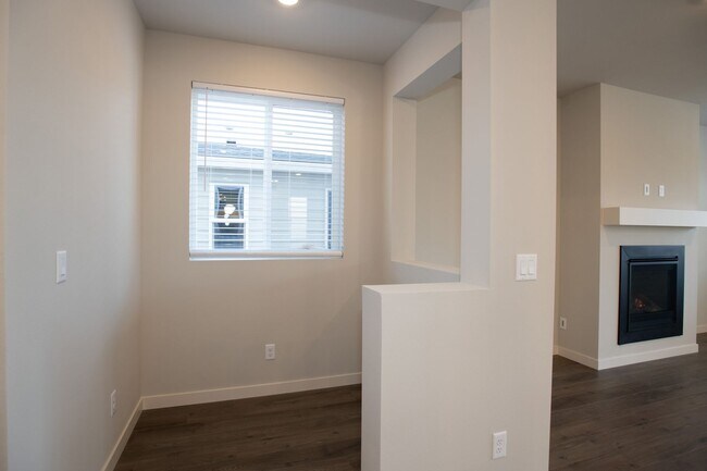 Building Photo - 63264 NE Peale St