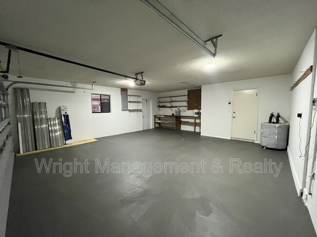 Building Photo - 5008 S Shore Dr