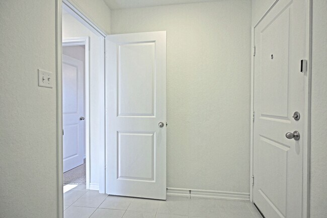 Building Photo - 512 Dakota Crk