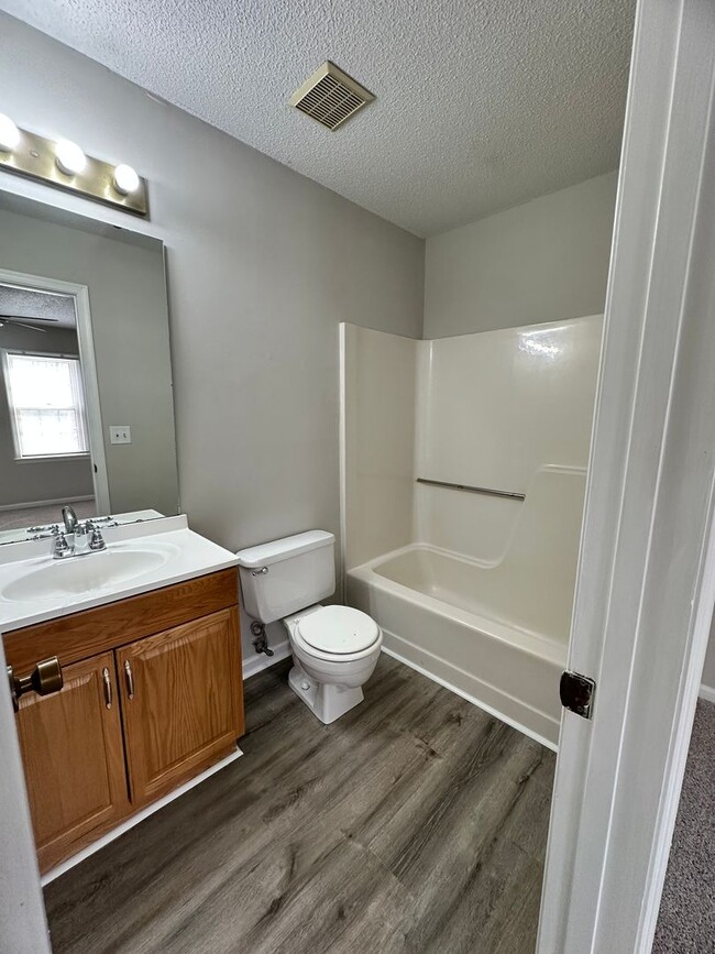 Building Photo - Freshly renovated 2BR 2.5BA Townhome