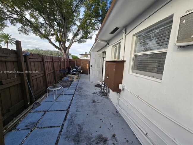 Building Photo - 2 bedroom in Hollywood FL 33021