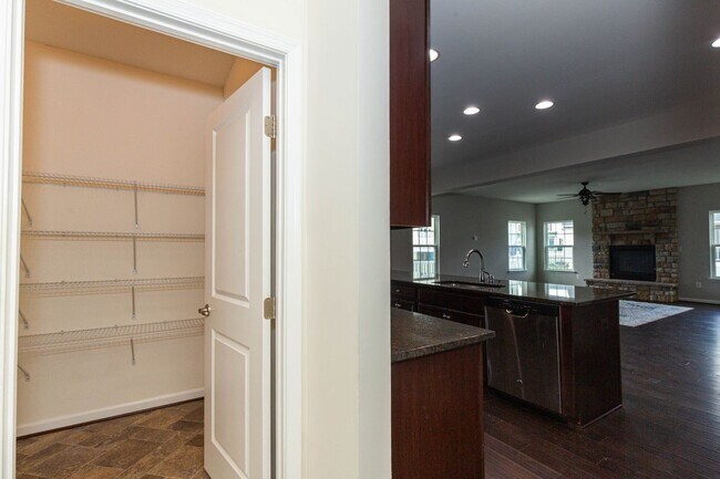 Building Photo - 5 Bed, 4.5 Bath Single Family Home in Step...