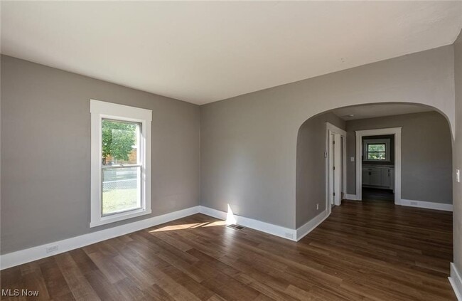 Building Photo - 353 S Maple St