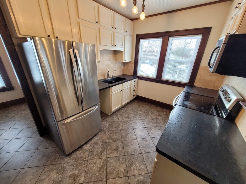 Kitchen - 1319 Prairie Ave