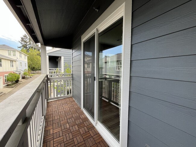 Building Photo - Incredible SE Hazelwood 2 Bedroom + 1 Bathroom Condo w/ included Garage and Washer & Dryer!!