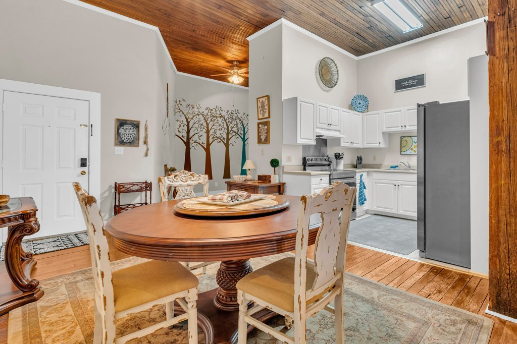 Building Photo - 515 College St