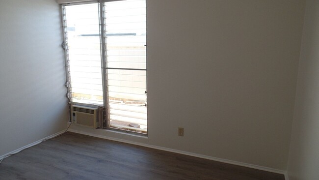 Building Photo - 2 bedroom + loft bedroom, 1 bath, 2 parkin...