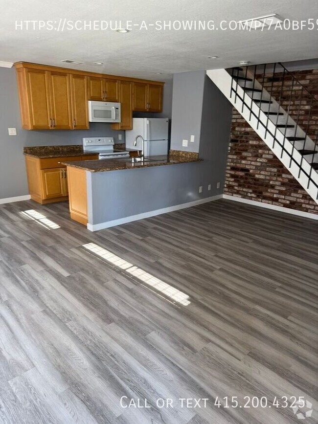 Building Photo - New Floors, Paint and More!! 2 bed 1 bath ...