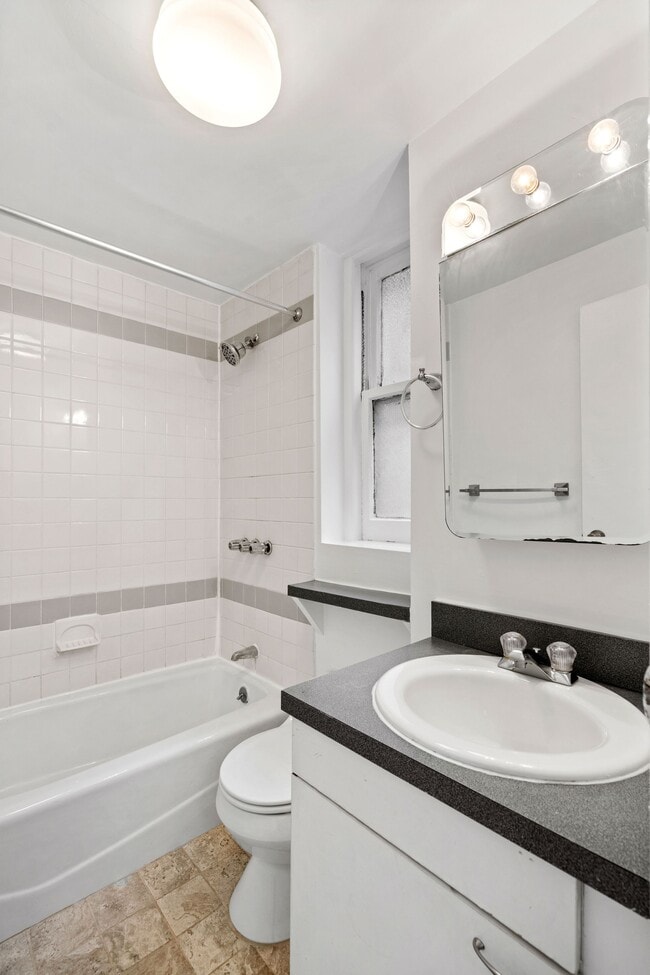 Building Photo - 140 W 71st St