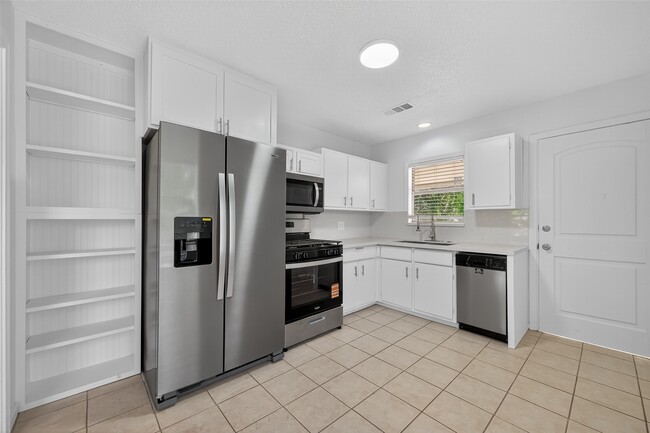 Building Photo - 7021 Oleander Ln
