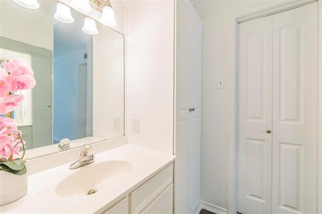 Building Photo - 10558 High Hollows Dr