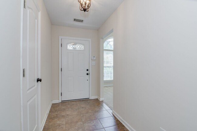 Building Photo - 3 Bedroom Near Downstown