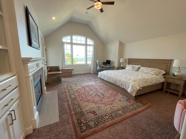 Building Photo - Elegant 4-Bedroom Luxury Home with Panoram...