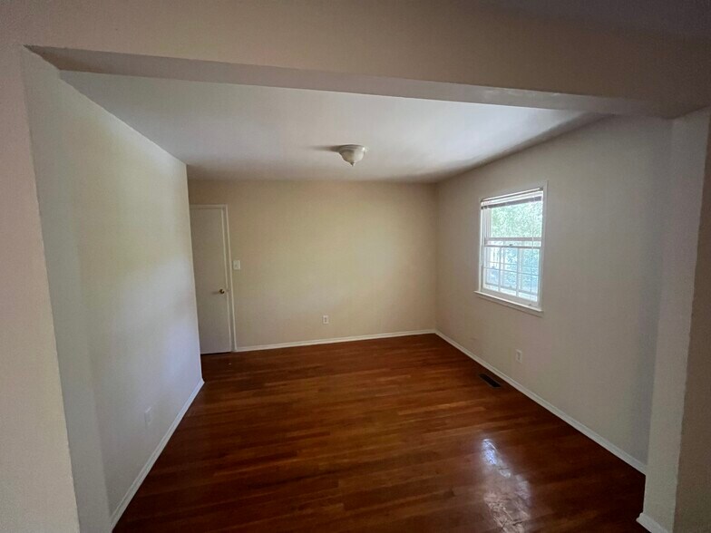 Dining - 5316 Newhall Rd