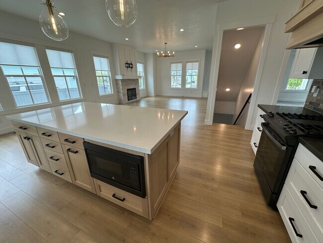 Building Photo - Gorgeous 5 Bed 3.5 Bath Home at Daybreak I...