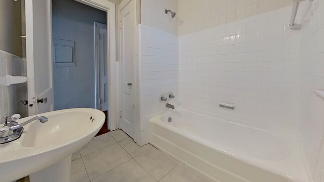 Building Photo - 1/1 In San Marco! Walking distance to the ...