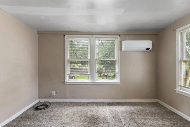 Building Photo - Charming 2 Bed, 1 Bath Home on Quiet Stree...