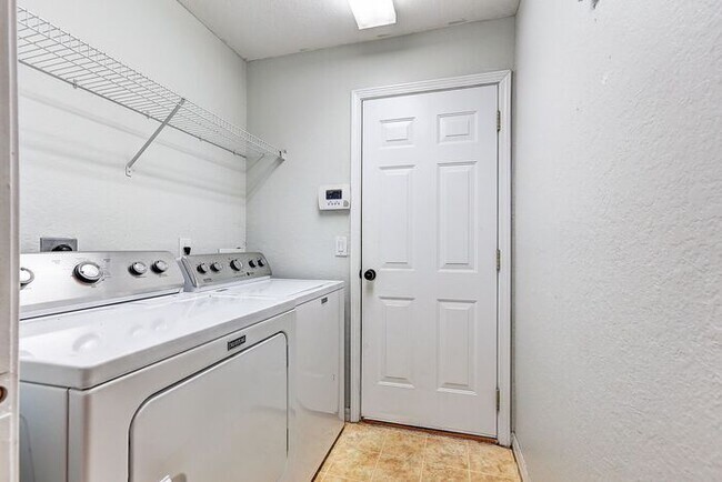 Building Photo - Spacious 4-Bedroom Home in Rivercrest, Riv...
