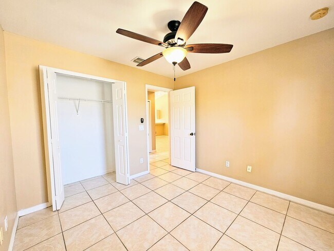 Building Photo - Nice 3 Bedroom Duplex in Lehigh Acres