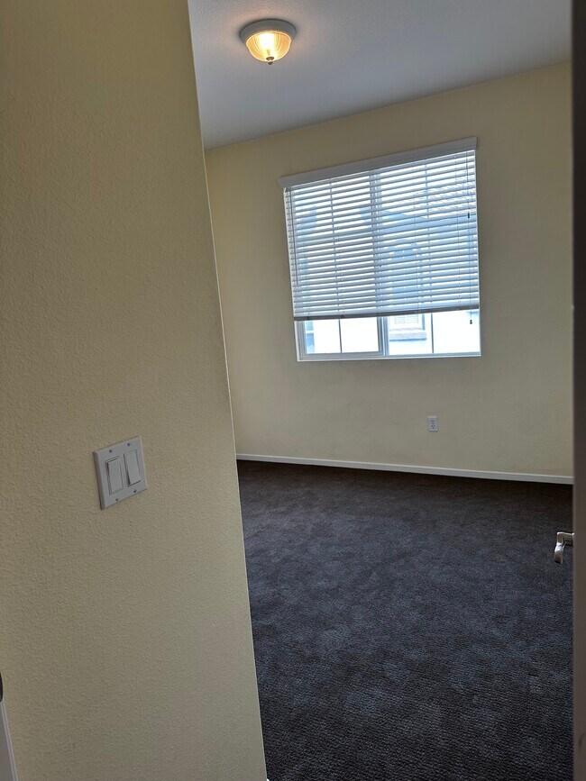 Building Photo - 310 Sunset Way