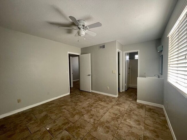 Building Photo - ONE MONTH RENT FREE!! ADORABLE 2BDRM 2BATH RECENTLY REMODELED MESA APARTMENT!