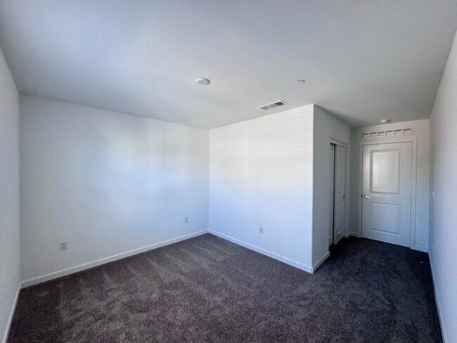 Building Photo - Brand new 4 bedroom Winchester home with a...