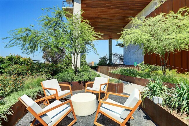 Building Photo - 70 Rainey St