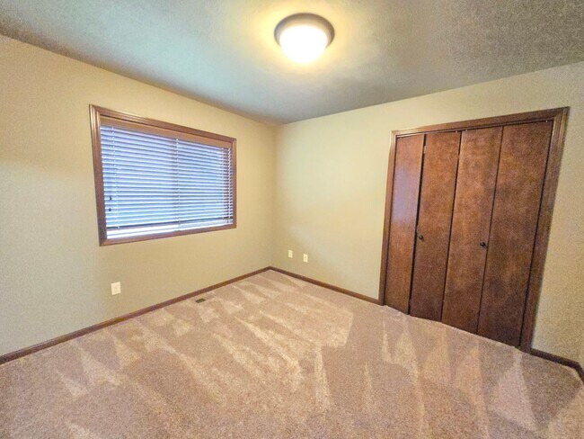 Building Photo - Spacious 3 Bed 2 Bath Twinhome | East Siou...