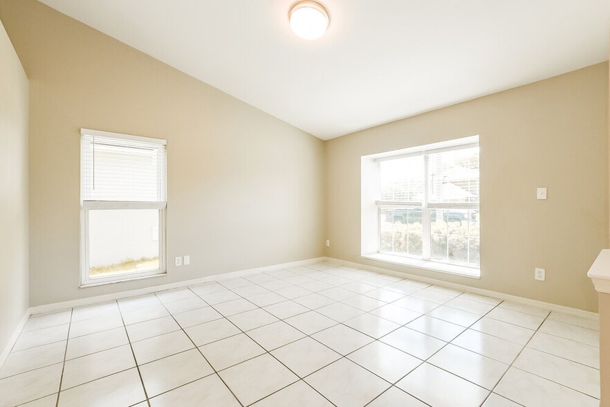 Building Photo - 619 Queensbridge Dr