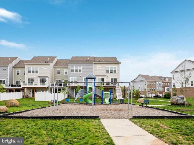 Building Photo - 42939 Running Creek Square