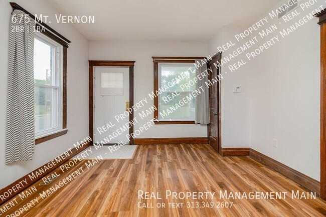 Building Photo - Second Floor 2 Bed 1 Bath
