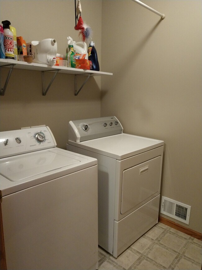 Building Photo - Corner Lot Townhouse on Cul de Sac