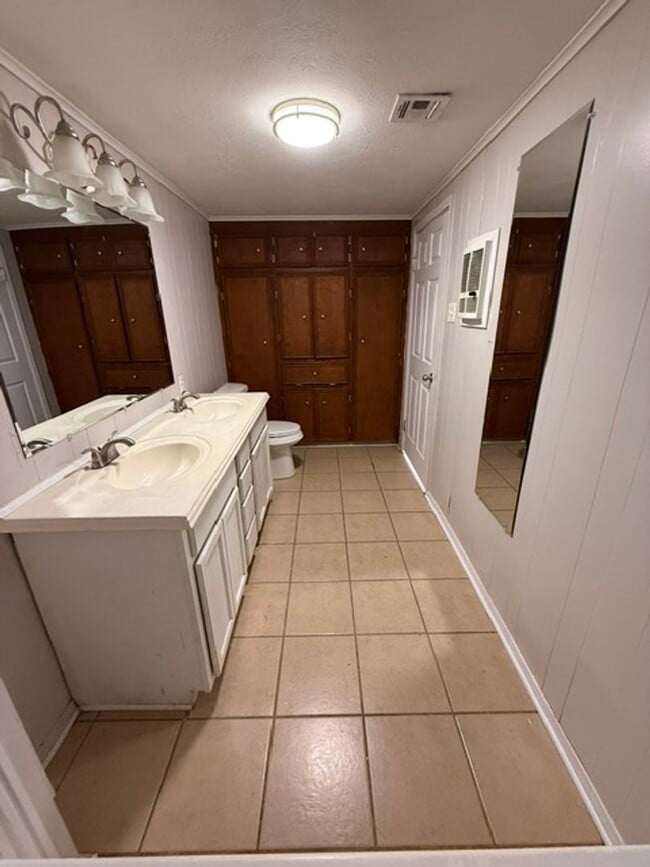 Building Photo - Simple & Comfortable 3 Bedroom Home in Iowa, LA with Large Yard!