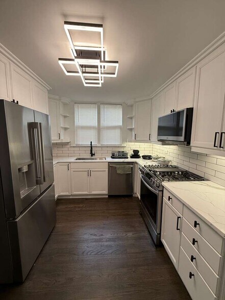 Building Photo - 4846 W Roscoe St