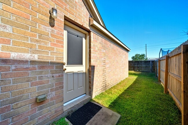 Building Photo - 14730 Fir Knoll Way