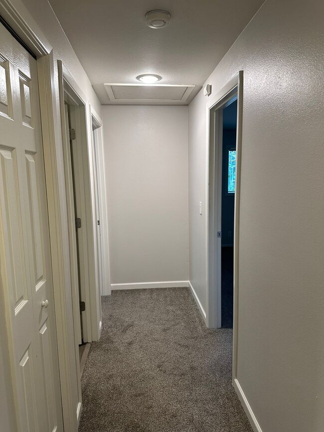 Building Photo - Updated 2 bedroom 2 bath duplex with garage!