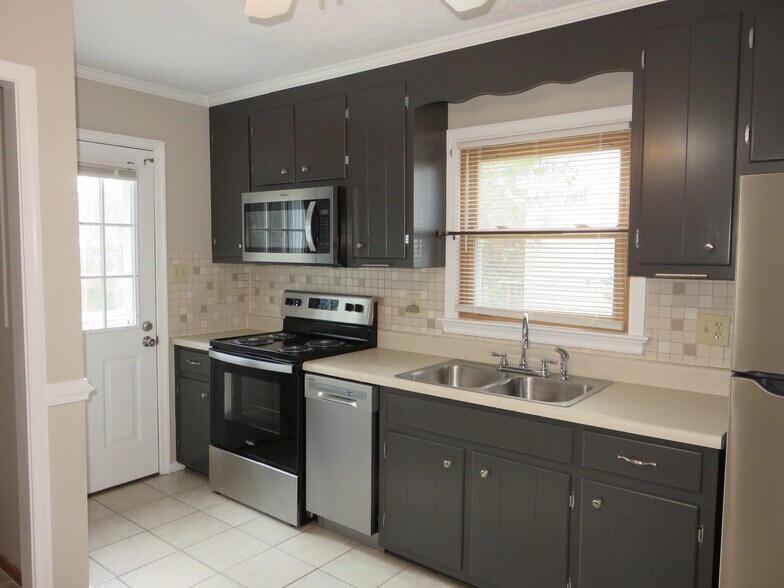 Building Photo - 231 N Mapleleaf Ave