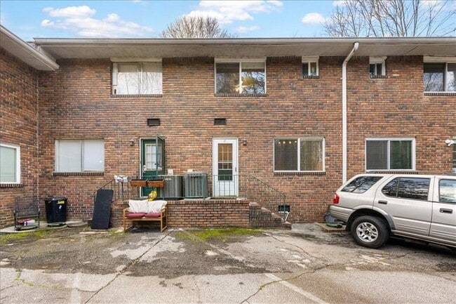 Building Photo - 2412 Peachwood Cir NE