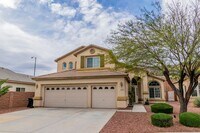 Building Photo - Immaculate 5 Bedroom, 3 bathroom home nest...
