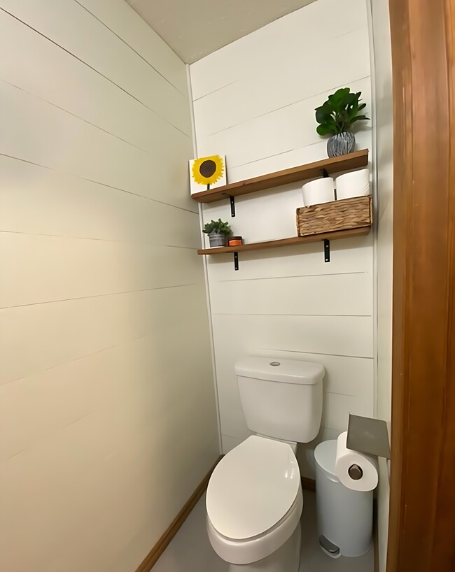 Building Photo - 8624 Valley Dr