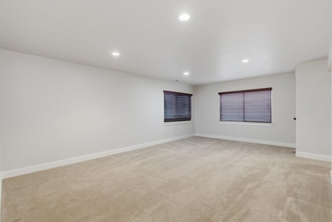 Building Photo - Beautiful Riverton Townhome in Gated Community!